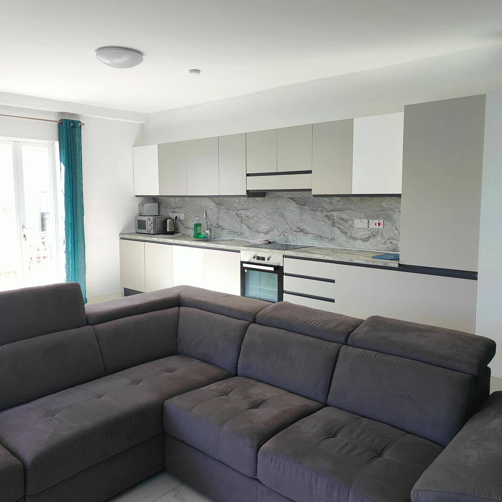 Marina View Two Bedroom In Apartment *